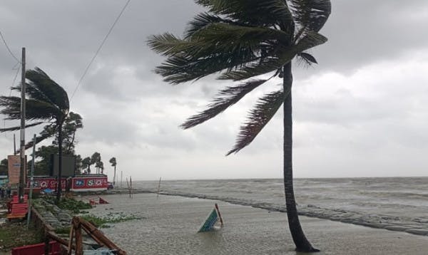 ঘূর্ণিঝড় রিমাল: ১০ নম্বর মহাবিপৎসংকেত নামিয়ে ৩ নম্বর সতর্কসংকেত জারি